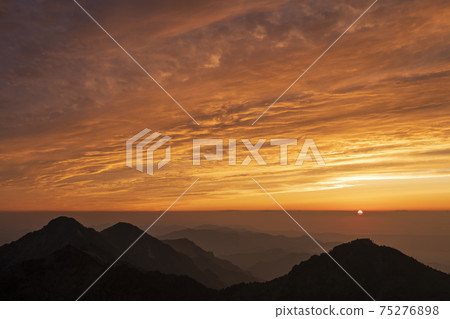 從石zu山（愛媛縣）看到的石zu山和日落 75276898