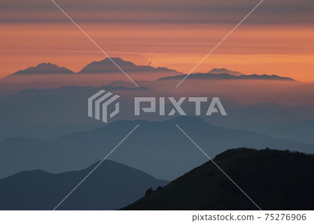 從石zu山（愛媛縣）看到的麻生山和and關的大煙囪 75276906
