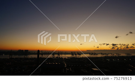 Beautiful urban sunrise Beautiful urban sunrise 75276913