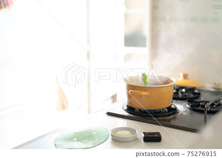 Make curry in the kitchen Make curry in the kitchen 75276915