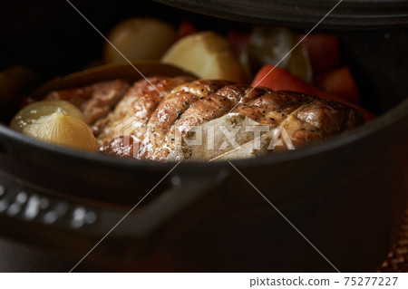 Steamed pork shoulder loin and vegetables 75277227