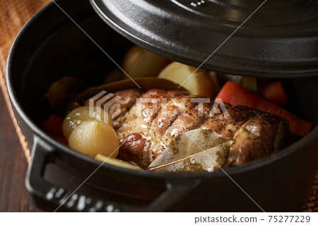 蒸豬肩肉和蔬菜 75277229