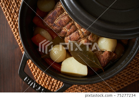 蒸豬肩肉和蔬菜 蒸豬肩肉和蔬菜 75277234