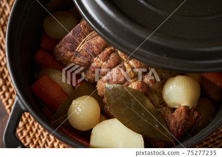 蒸豬肩肉和蔬菜 蒸豬肩肉和蔬菜 75277235