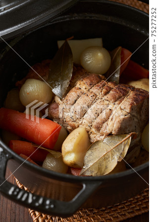 Steamed pork shoulder loin and vegetables 75277252