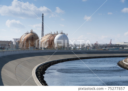 Refinery facility facing the waterway 75277857