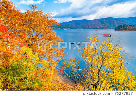 Lake Hibara in autumn colors, Fukushima Prefecture 75277937