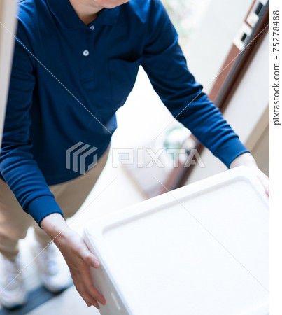 送貨員女人 75278488