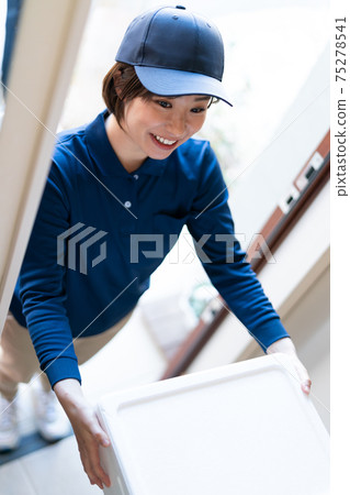 Delivery staff woman 75278541