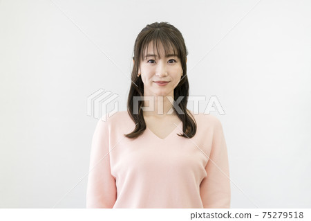 A young woman smiling looking at the camera 75279518