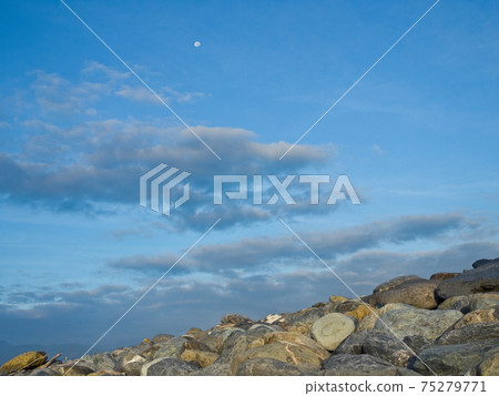 清晨的鵝卵石與天空 清晨的鵝卵石與天空 75279771