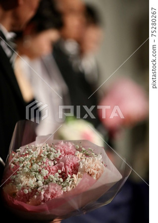 在婚禮上獻上一束 在婚禮上獻上一束 75280267