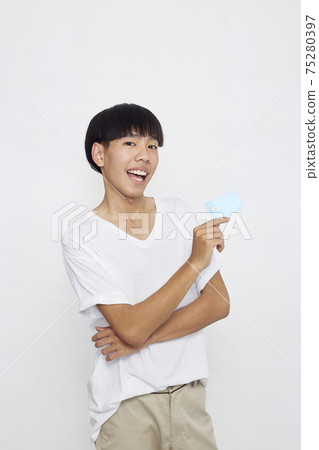 Asian man showing credit card Asian man showing credit card 75280397