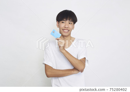 Asian man showing credit card 75280402