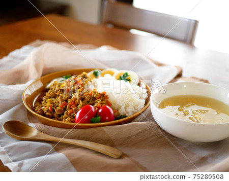 Lunch of dry curry and soup on the table 75280508