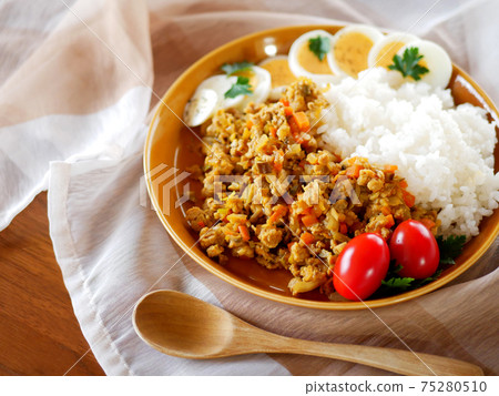 Dry curry lunch placed on the table Dry curry lunch placed on the table 75280510