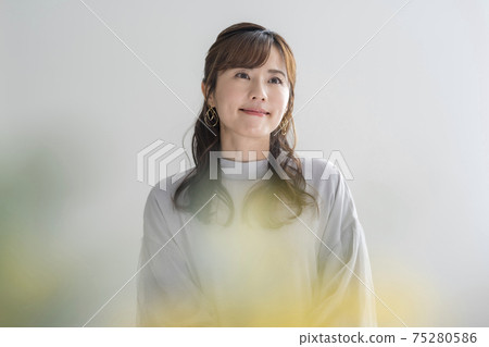 Smiling woman in her 30's Smiling woman in her 30's 75280586