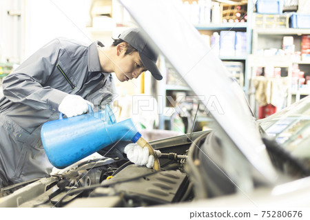 Auto mechanic 75280676
