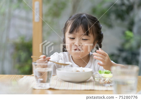 6 year old girl eating 6 year old girl eating 75280776