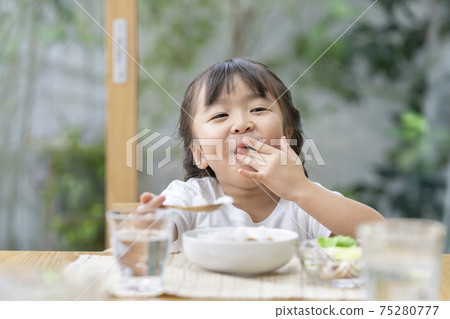 6歲女孩吃 75280777