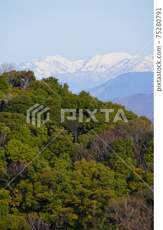 初春的藍天和殘雪Nogo白山山 初春的藍天和殘雪Nogo白山山 75280791