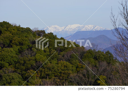初春的藍天和殘雪Nogo白山山 初春的藍天和殘雪Nogo白山山 75280794
