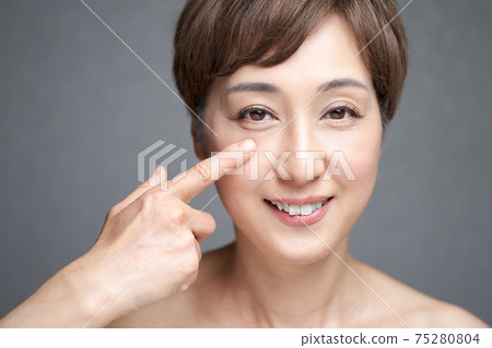 日本中年婦女抱著她的眼睛 75280804