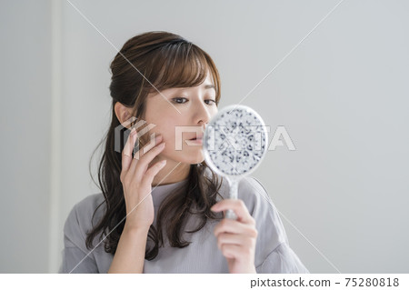 三十多歲的手持鏡子的女人 三十多歲的手持鏡子的女人 75280818