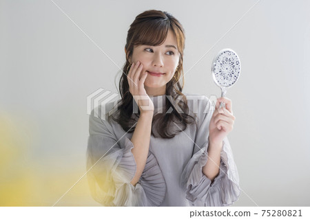 三十多歲的手持鏡子的女人 75280821