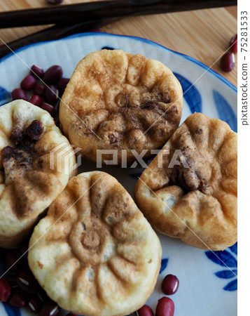 Korean food chrysanthemum shaped red bean bun Korean food chrysanthemum shaped red bean bun 75281533