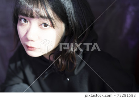 Sunlight and portrait of a woman Sunlight and portrait of a woman 75281588