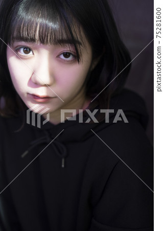 陽光和一個女人的畫像 陽光和一個女人的畫像 75281600