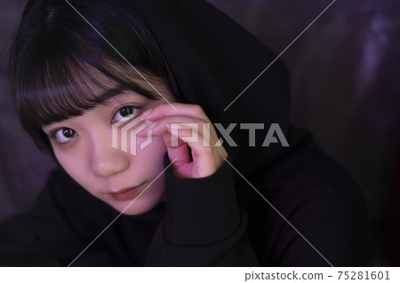 Color lights and portraits of women Color lights and portraits of women 75281601