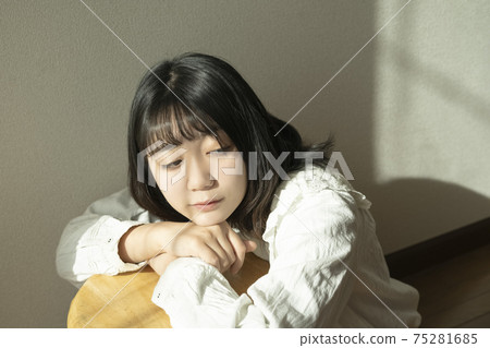 放鬆在屋子裡的婦女 75281685