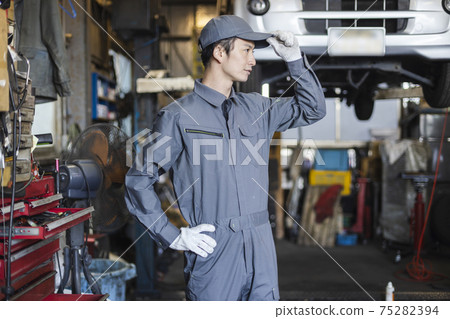 Auto mechanic 75282394