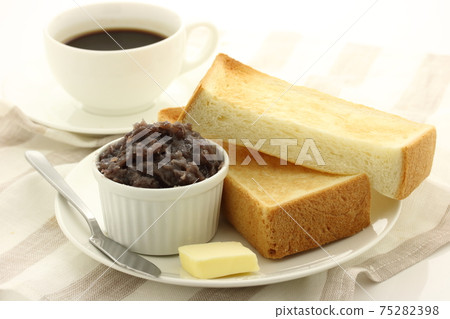 Ogura toast thick sliced toast and red bean paste 75282398