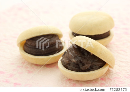 Japanese sweets monaka Japanese sweets monaka 75282573