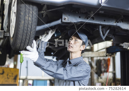 Auto mechanic 75282614