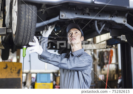 Auto mechanic 75282615