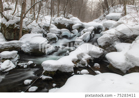 Oirase winter scene 75283411