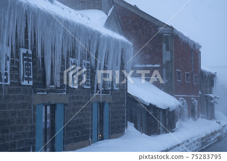 A long icicle hanging from the warehouses of the Otaru Canal (Hokkaido) 75283795