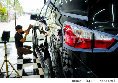 Man hand holding a car polish machine 75283861