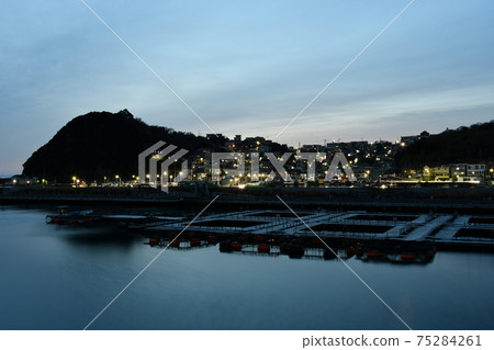 Scenery immediately after sunset in Saikazaki, Wakayama City, which is called "Amalfi in Japan" 75284261