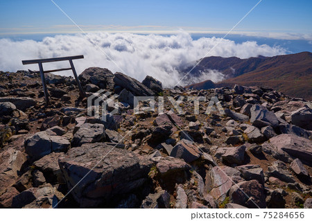 參觀To木縣那須山(Chausu山)頂峰上的鳥居門 參觀To木縣那須山(Chausu山)頂峰上的鳥居門 75284656