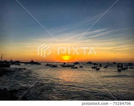 聖克魯斯島（加拉帕戈斯群島）上的日落 75284706