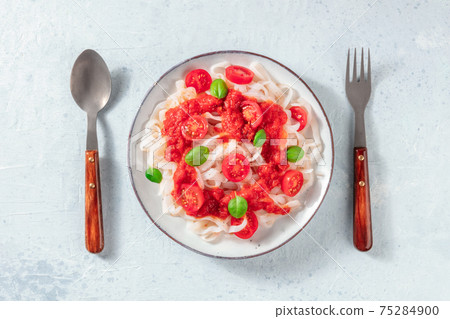 Konjac pasta with tomatoes 75284900