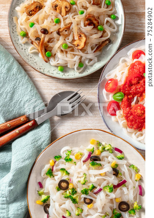 Konjac pasta dishes with various vegetable toppings 75284902