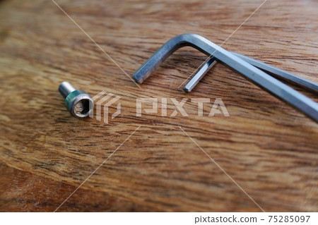 Hex wrench and bolt 75285097
