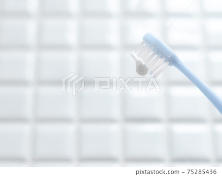 用牙刷刷牙。牙齒護理,口腔護理,牙刷。 用牙刷刷牙。牙齒護理,口腔護理,牙刷。 75285436