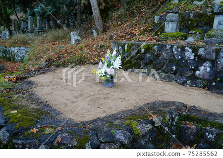 Tomb, grave, offering flowers Tomb, grave, offering flowers 75285562